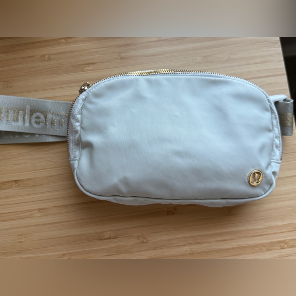 Lululemon Everywhere Belt bag 1L wordmark with Gold Zipper